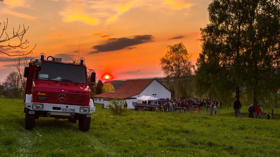Warten auf das Osterfeuer, im Hintergrund das Sporthaus (April 2014)