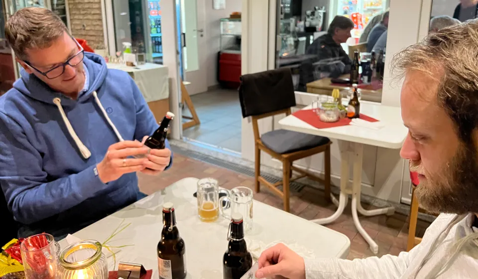 Verkostung des Roringer Berg-Biers an einem Tisch im Café